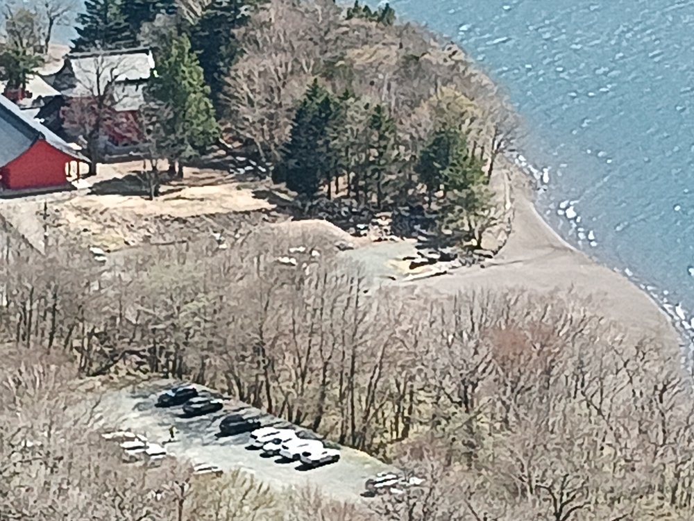 赤城山の大沼の湖岸と森を上から見た景色