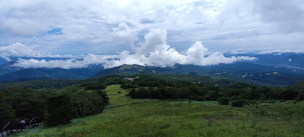 霧降高原の上から見下ろした高原と山(夏の日光)