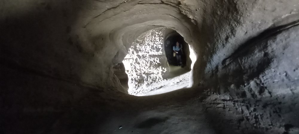 沖ノ島の岩にあいた洞窟の中から見た外の光 - 館山の無人島を犬と探検