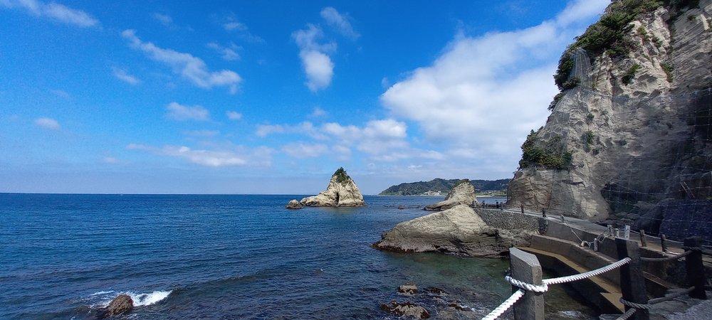 南房総 富浦の豊岡海岸の岩場と青い海 - 犬連れの朝散歩