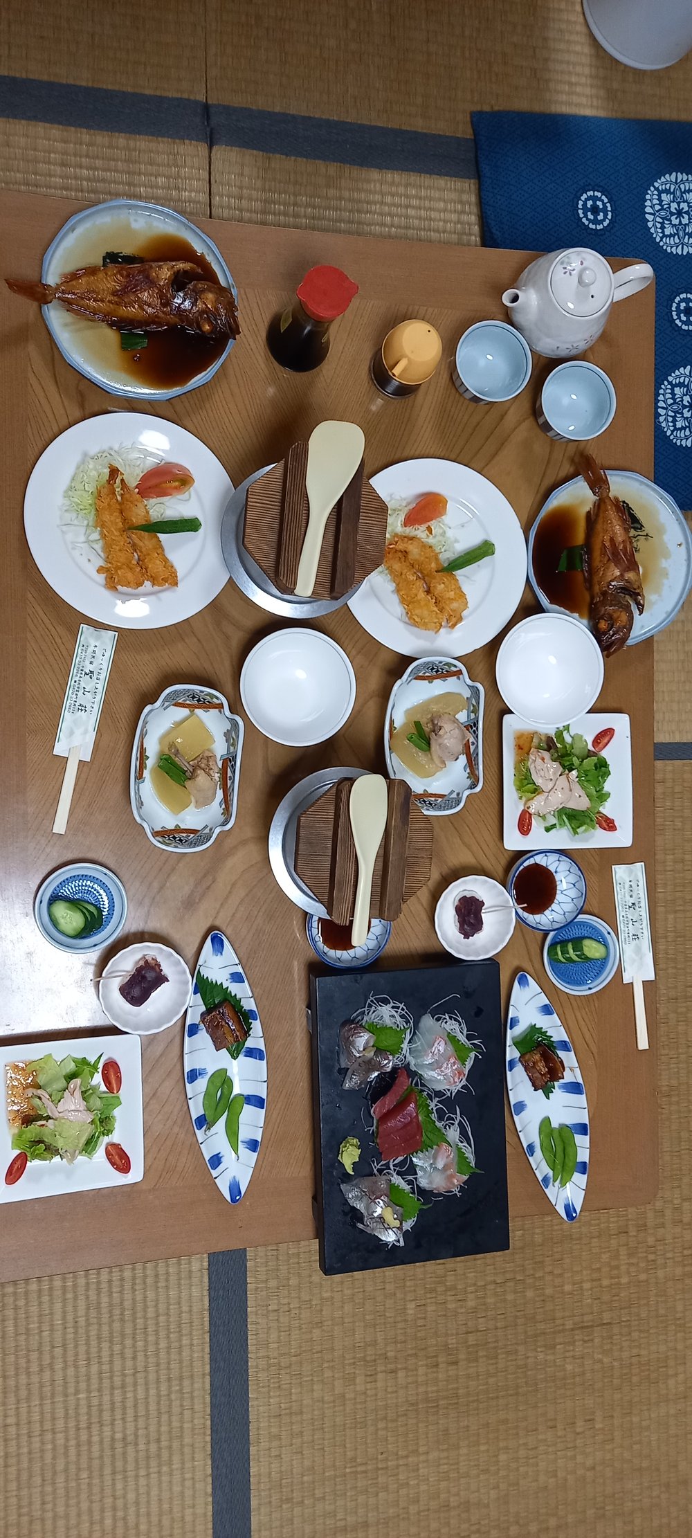 聖山荘の部屋食の夕食 伊勢海老・刺身・煮魚・エビフライが並ぶテーブル - 南房総 犬と泊まれた宿
