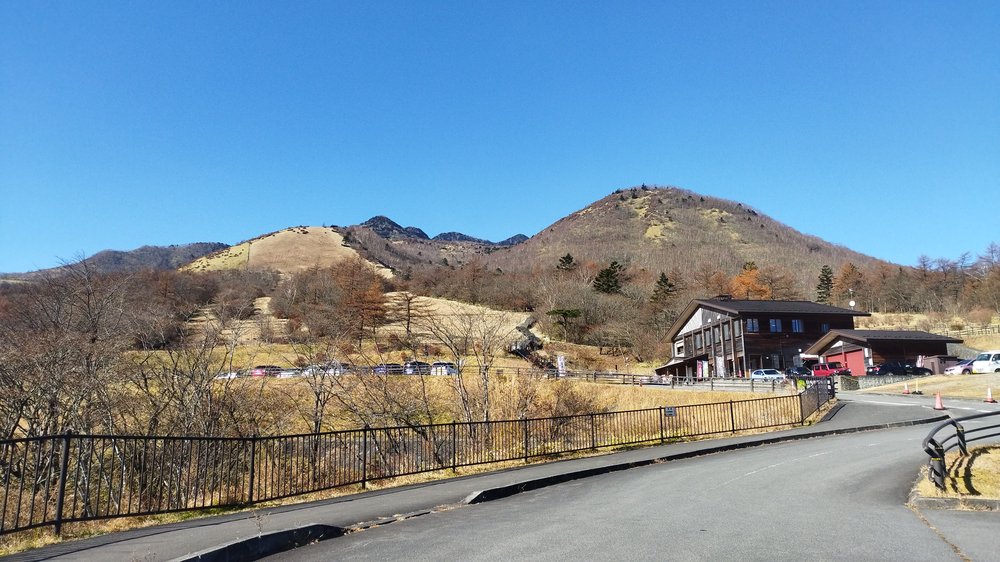 霧降高原キスゲ平の山と建物 - 日光 犬連れ