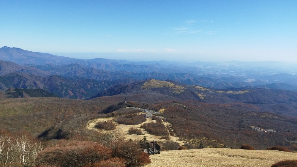 霧降高原キスゲ平から見下ろした秋の山なみ
