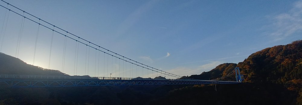 逆光の中にのびる竜神大吊橋