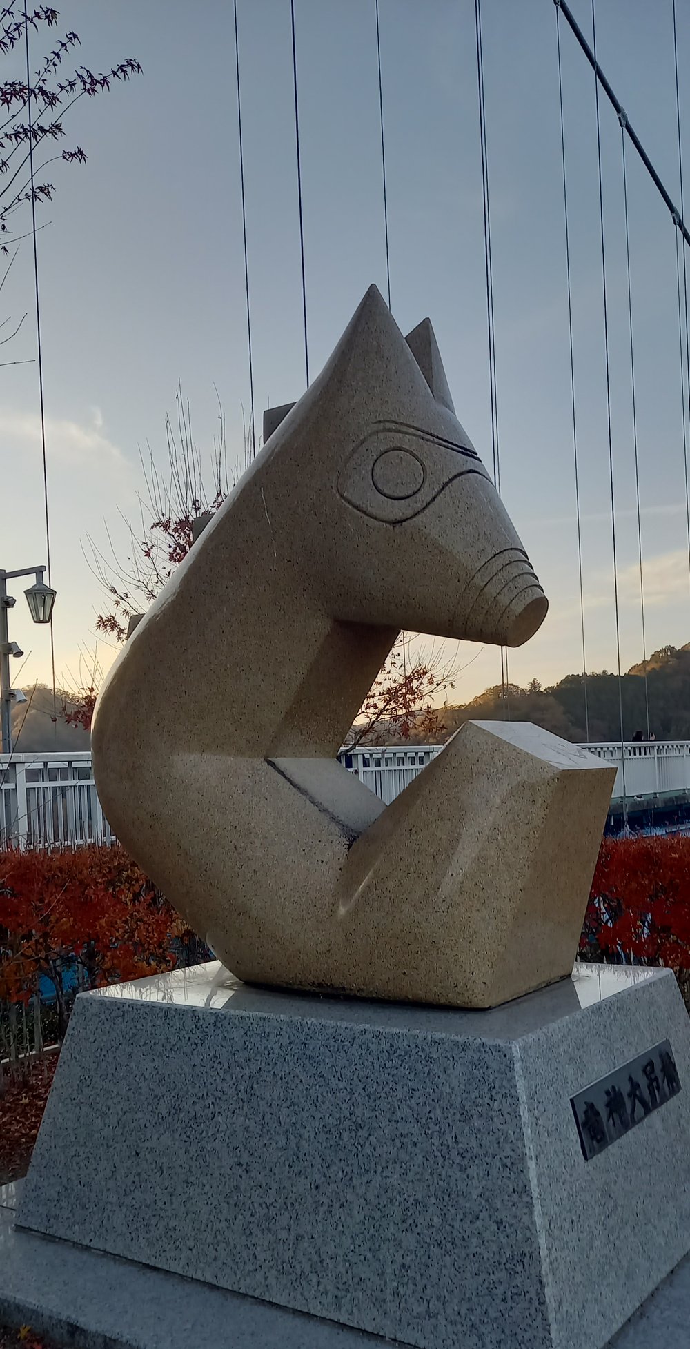 竜神大吊橋のたもとに立つ像